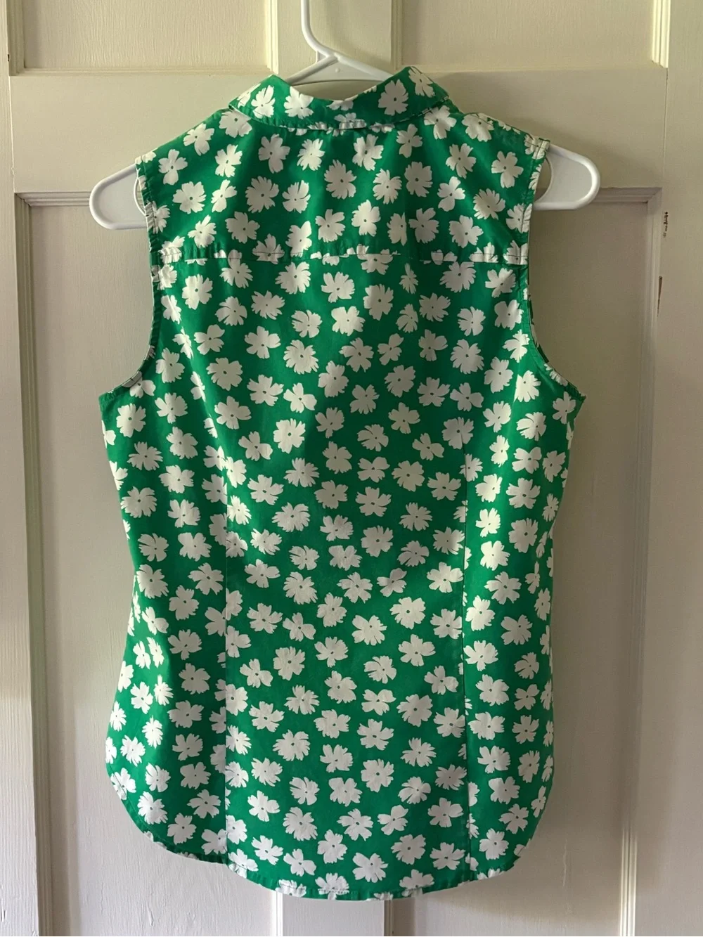 J.Crew Sleeveless Cotton Poplin Shirt in Signature Fit Kelly Green Daisy
